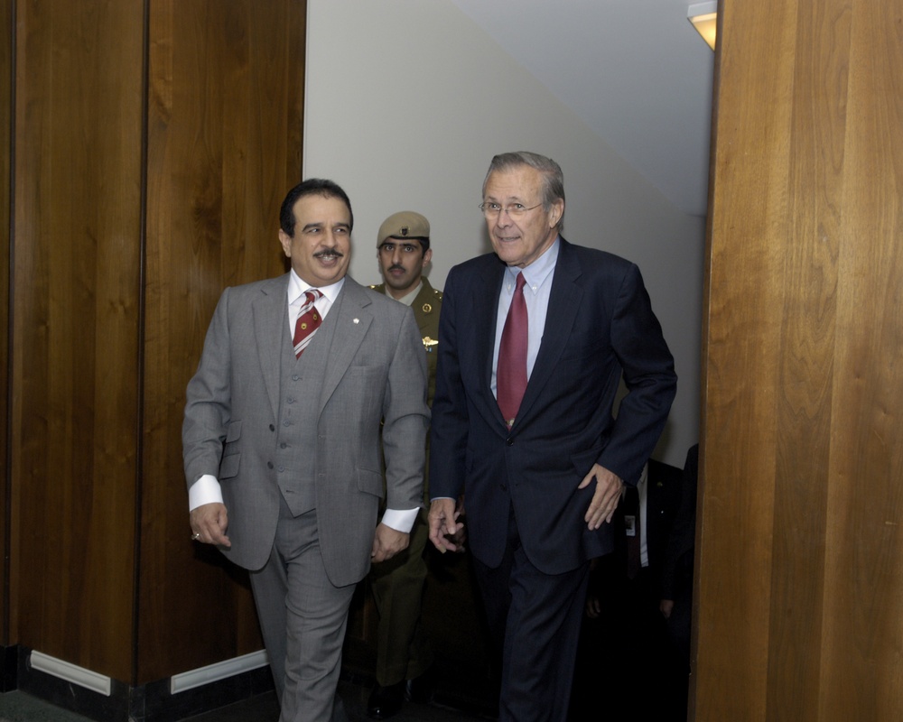 King of Bahrain Shaikh Hamad bin Isa Al Khalifa is escorted into the Pentagon by Secretary Rumsfeld.
