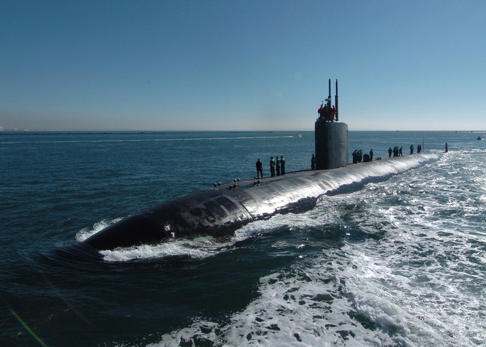 Sailors aboard the USS Topeka (SSN 754) prepare the mooring lines.