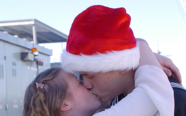 Petty Officer 3rd class Danier Haarliammert kisses his girlfriend.