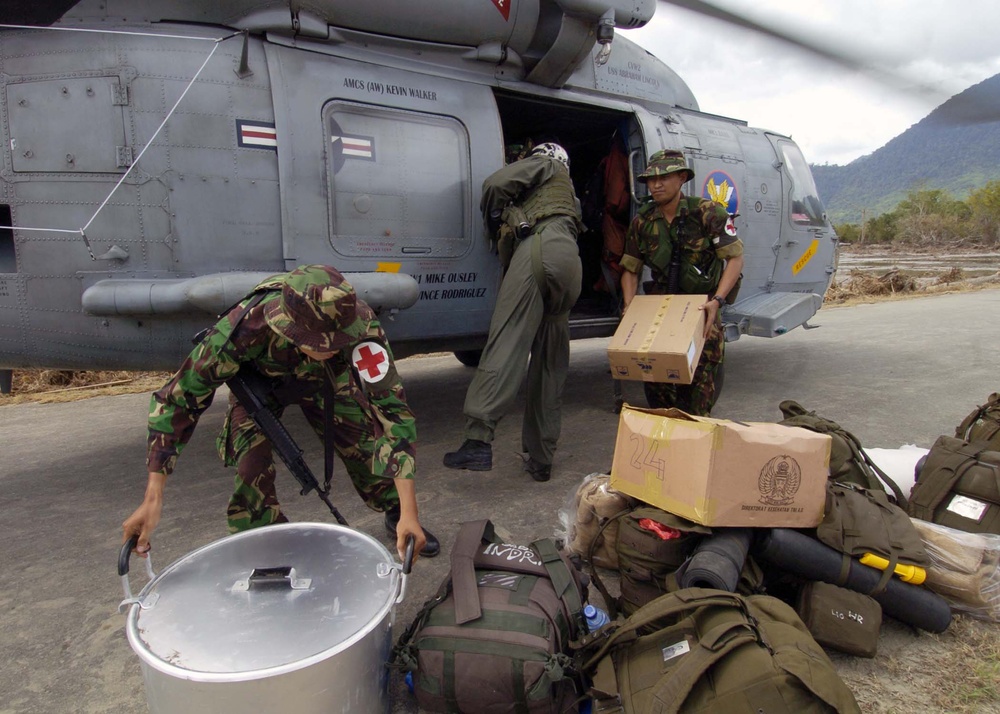 Indonesian Armed Forces disembark from a U.S. Navy SH-60F Seahawk helicopter.