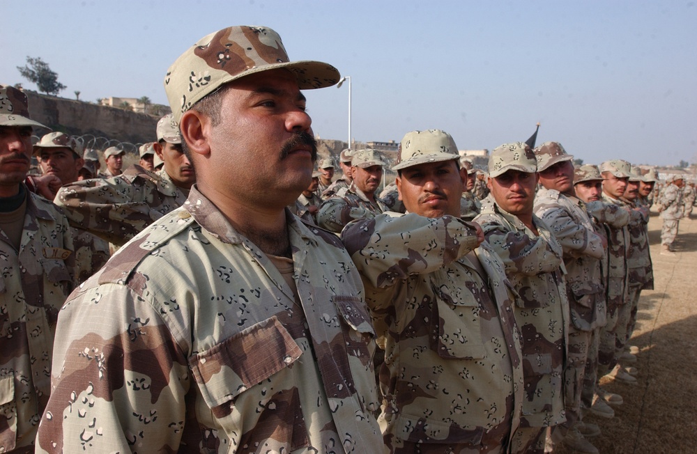 Iraqi soldiers dress up their formation.
