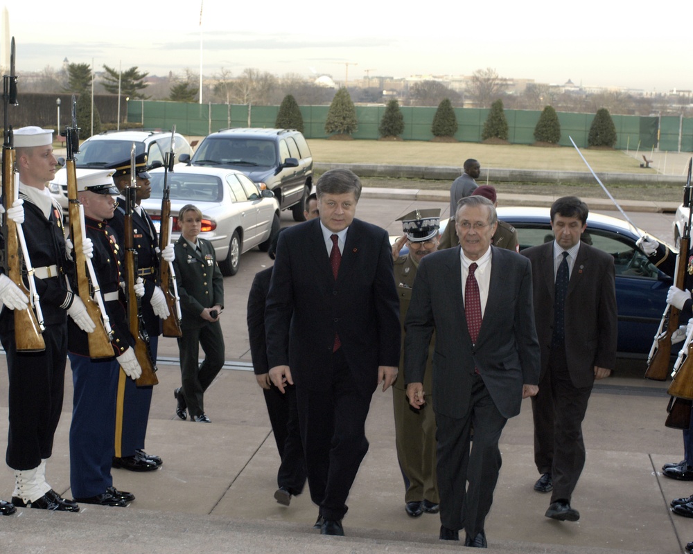 Secretary Rumsfeld escorts Poland's Minister of National Defense Jerzy Szmajdzinski into the Pentagon.