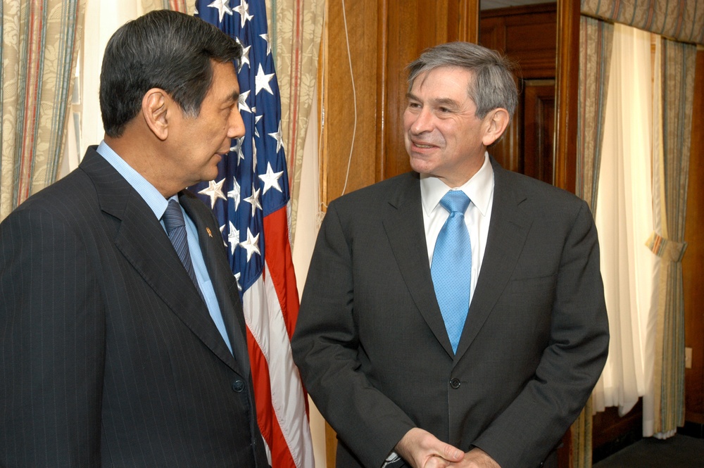 Indonesian Minister of Defense Juwono Sudarsono talks with Deputy Secretary Wolfowitz.