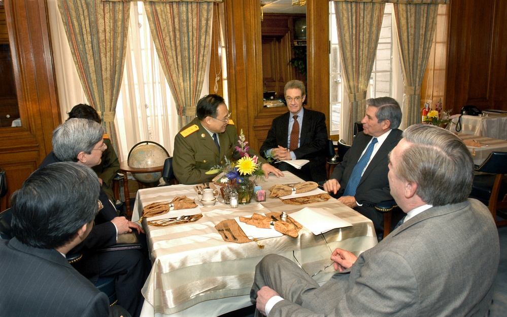 Deputy Secretary Wolfowitz holds talks with Chinese Deputy Chief of the General Staff Gen. Xiong Guangkai.