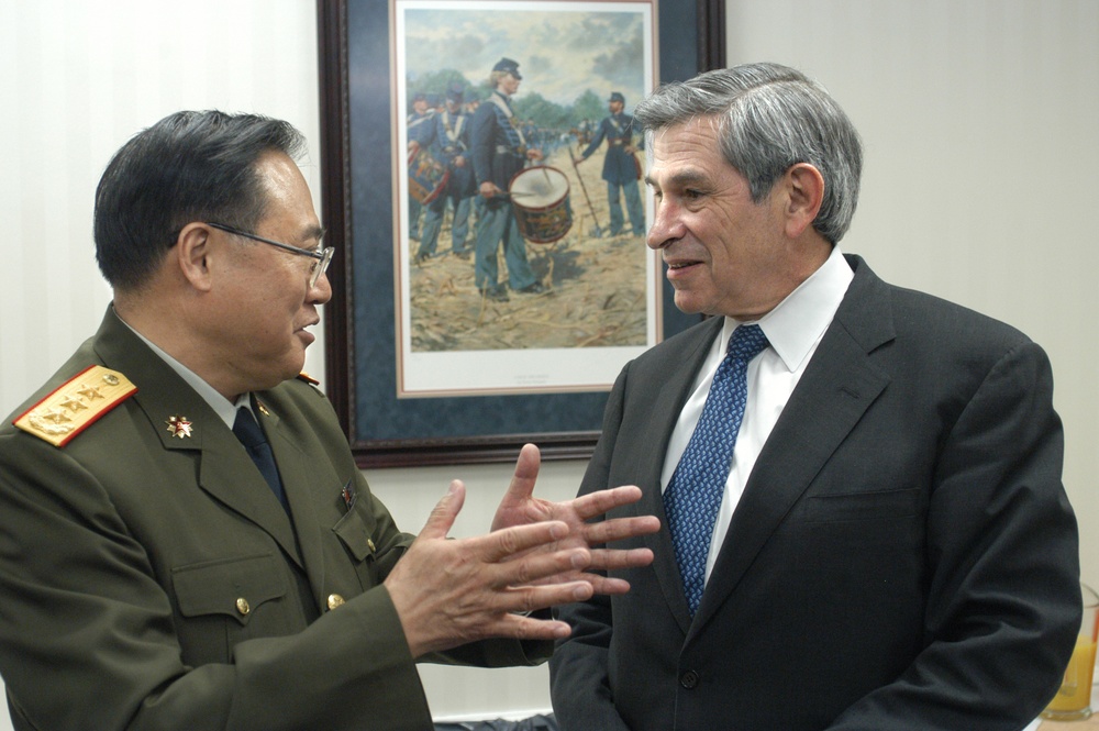 Chinese Deputy Chief of the General Staff Gen. Xiong Guangkai speaks informally with Deputy Secretary Wolfowitz.