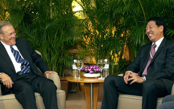 Secretary Rumsfeld holds a meeting with Singapore Minister of Defense Teo Chee Hean.