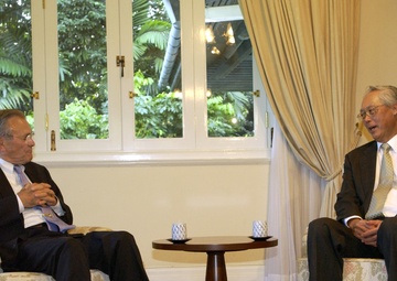 Secretary Rumsfeld meets with Singapore's Senior Minister Goh-Chok Tong.