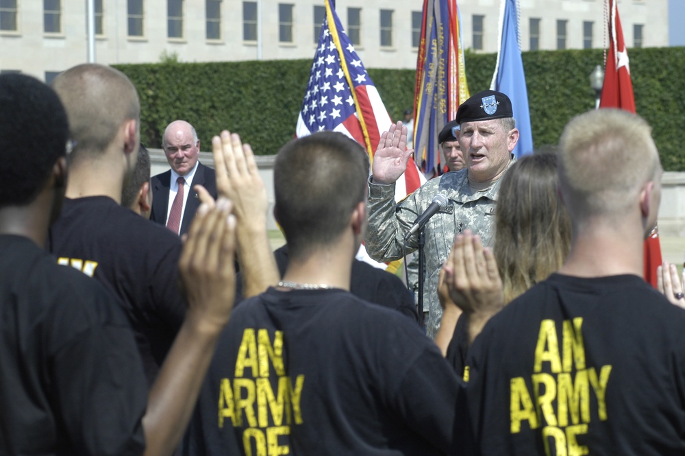 Gen. Peter Schoomaker administers the oath of office to a group of about 30 new Army volunteers.