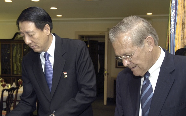 Secretary Rumsfeld and Singapore's Minister of Defense Teo Chee Hean sign a Protocol of Amendments.