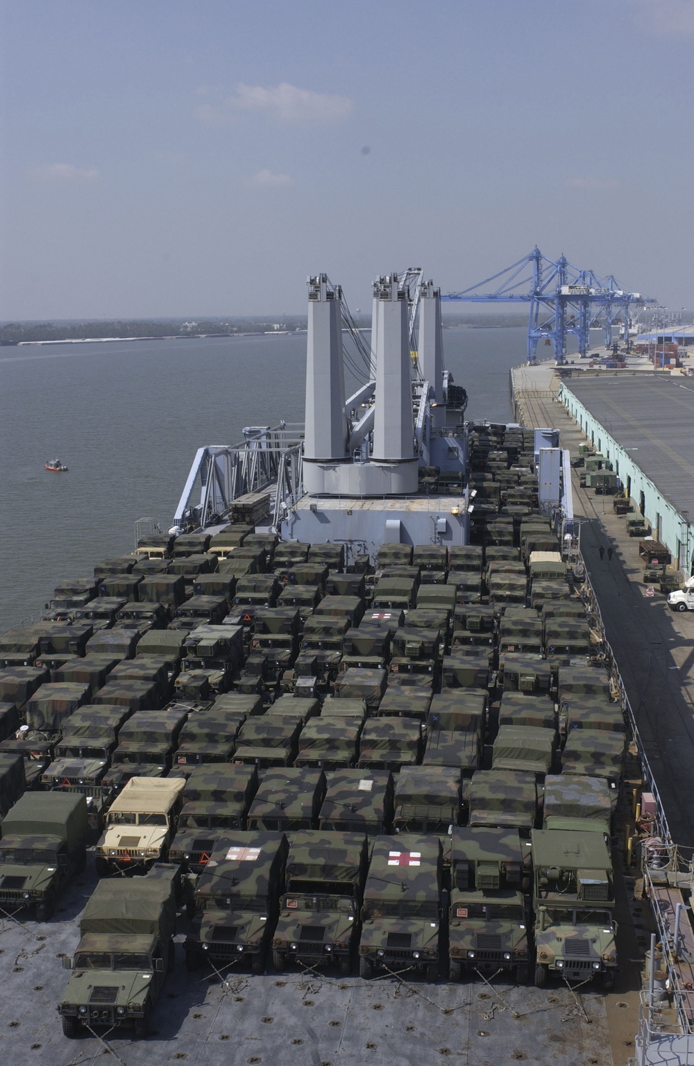 U.S. Army HUMMV's are loaded onto the USNS Pililaau (T-AKR 304).