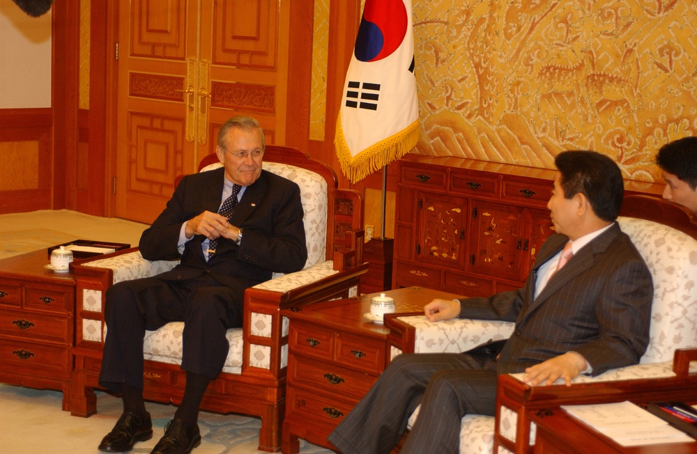 Secretary Rumsfeld meets with Korean President Ron Moo-hyun in Seoul, Korea.