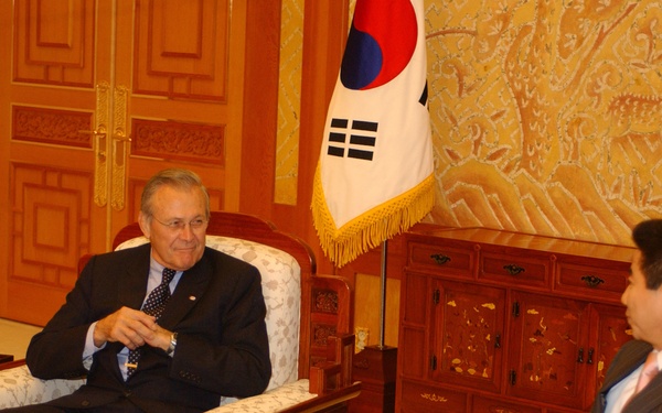 Secretary Rumsfeld meets with Korean President Ron Moo-hyun in Seoul, Korea.