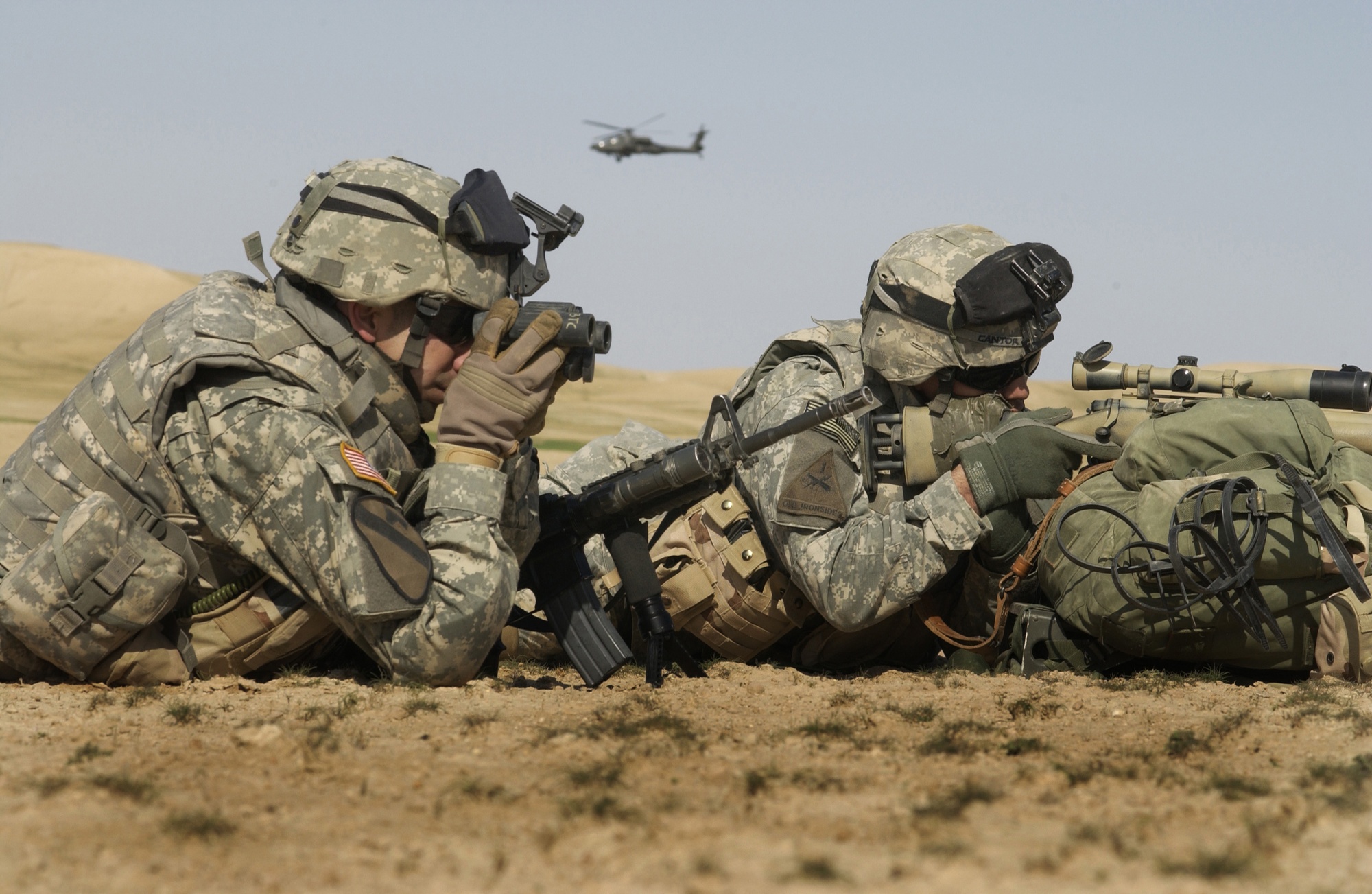 What Binoculars are Used in Desert Warfare? Expert Picks