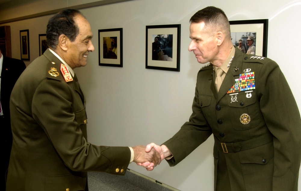 Gen. Pace greets Egyptian Minister of Defense Field Marshal Mohamed Hussein Tantawi.