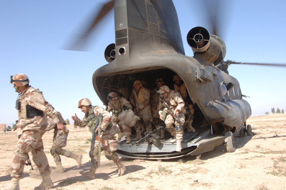 Iraqi and U.S. Army soldiers exit a U.S. Army CH-47 Chinook helicopter.