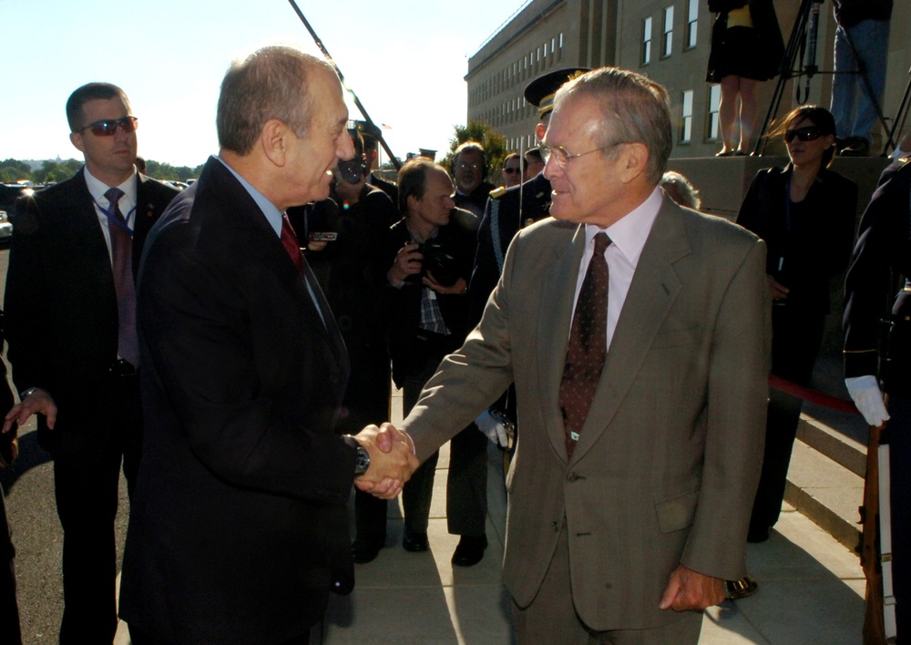 Secretary Rumsfeld welcomes Prime Minister of Israel Ehud Olmert to the Pentagon.