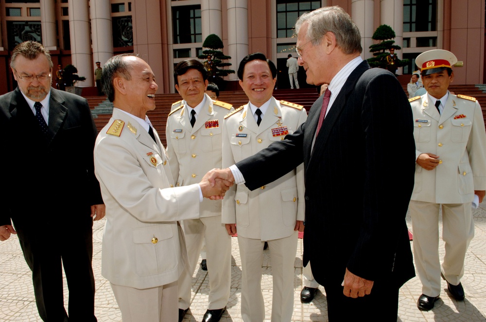 Secretary Rumsfeld and Vietnamese Minister of Defense Gen. Pham Van Tra bid farewell.