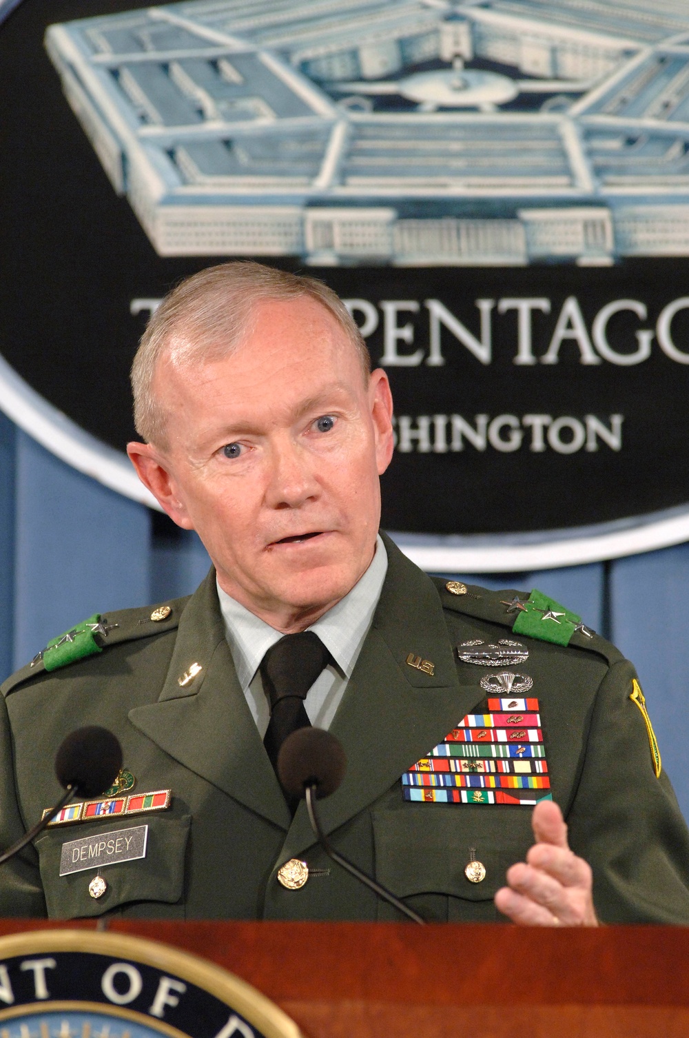 Lt. Gen. Martin Dempsey, U.S. Army, updates reporters on the transition of Iraqi forces.