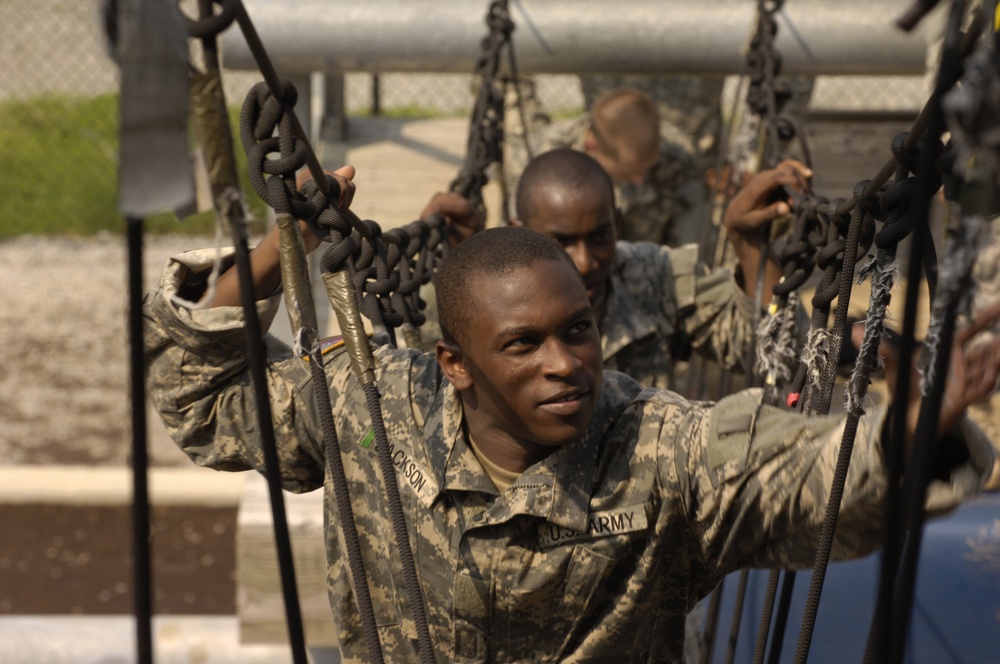 DVIDS - Images - U.S. Army privates traverse a rope bridge.