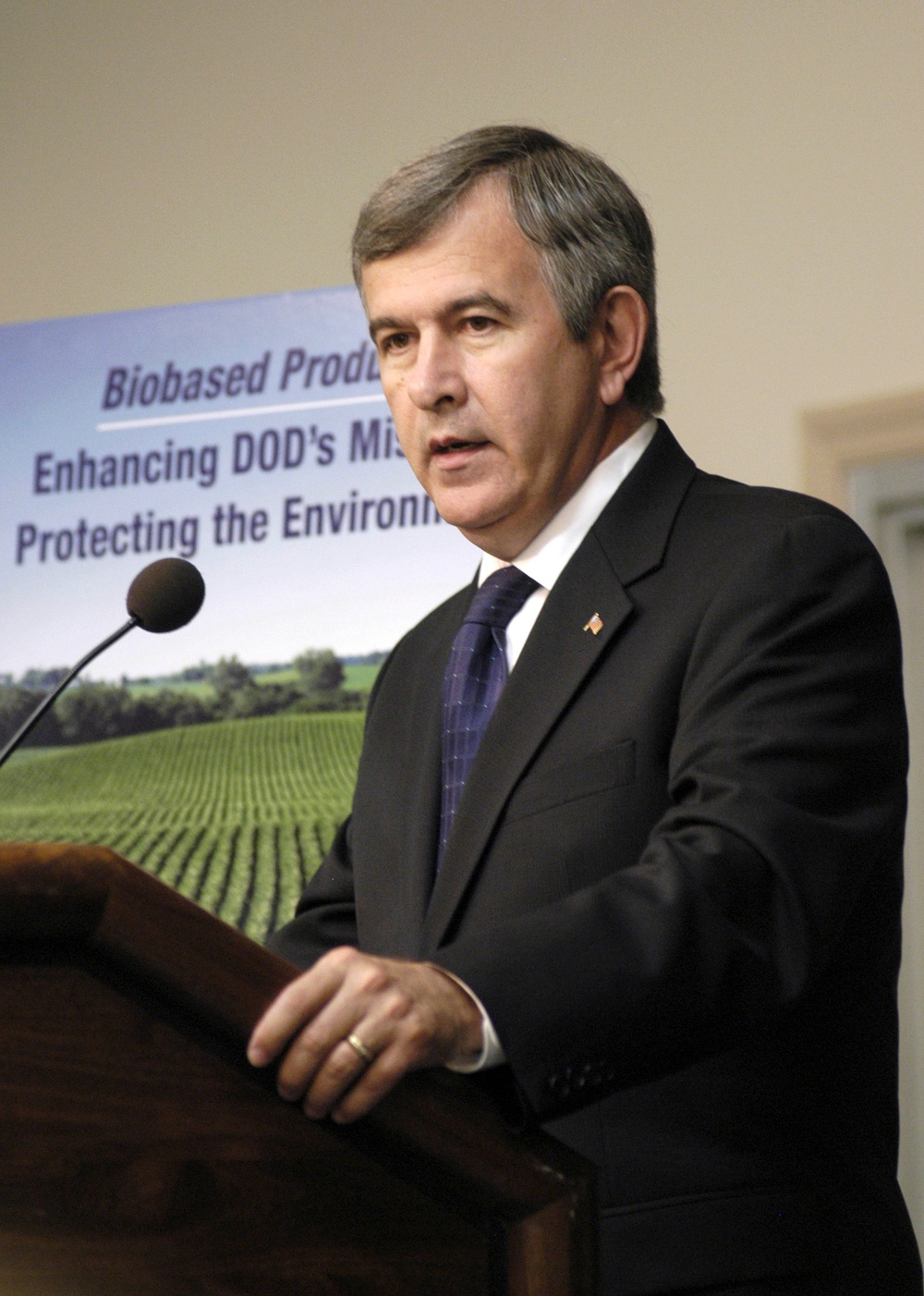 Secretary of Agriculture Mike Johanns speaks at the opening of a showcase of biobased products.