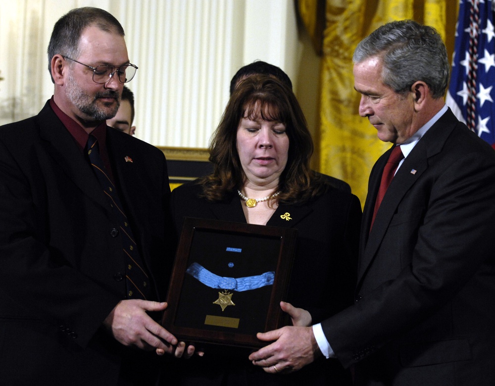 President Bush presents the Medal of Honor to Dan and Deb Dunham.