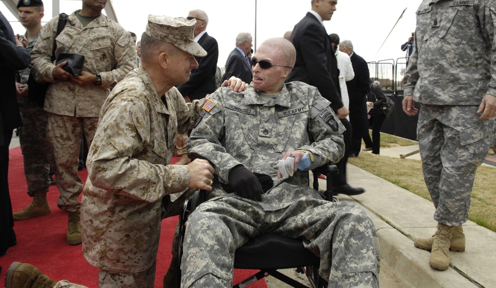Gen. Peter Pace talks with U.S. Army Staff Sgt. Dominguez.