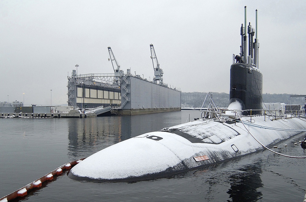 Snow covers the hull of the fast attack submarine USS Virginia (SSN 774).