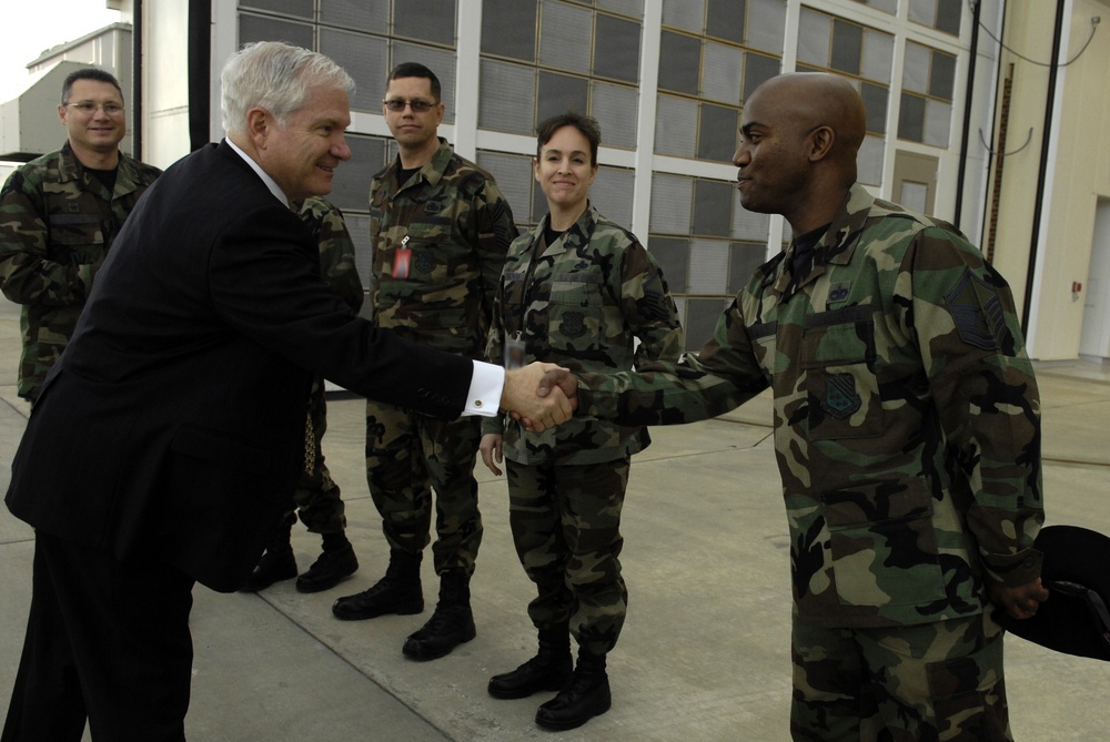 Secretary Gates shakes hands with Master Sgt. Grady Hamilton.