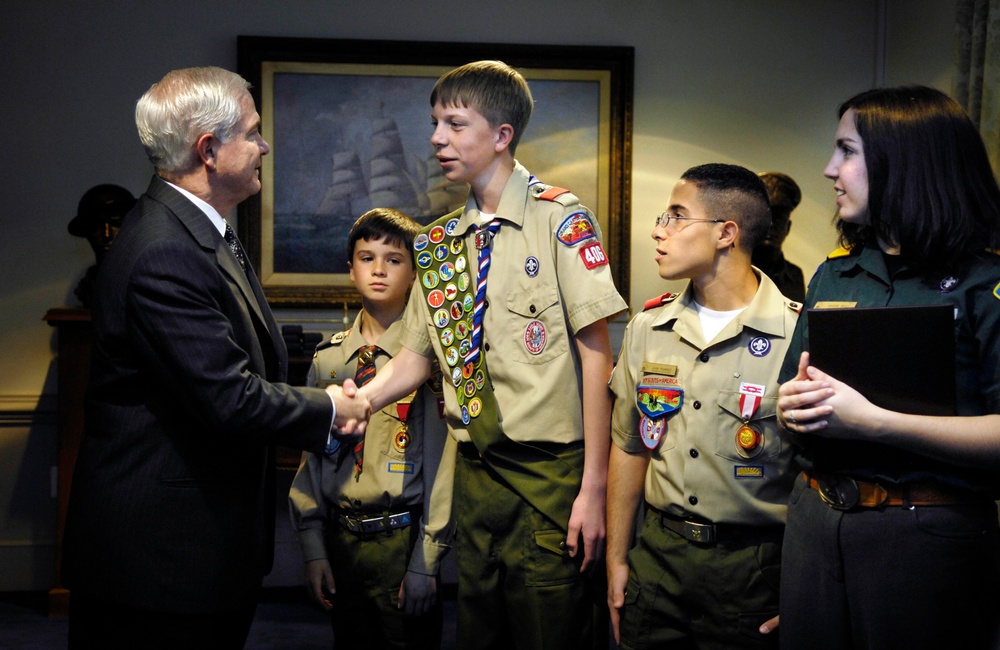 Secretary Gates shakes hands with Eagle Scout Michael Ward.