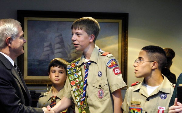 Secretary Gates shakes hands with Eagle Scout Michael Ward.