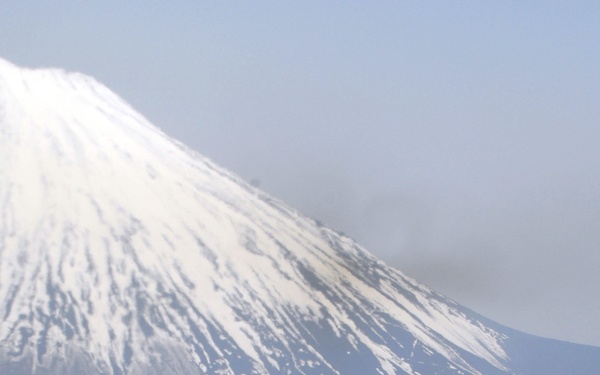 An E-2C Hawkeye aircraft flies past Mount Fuji.