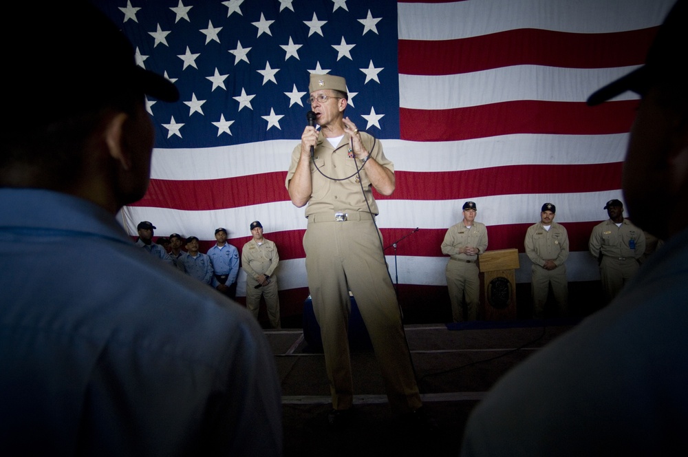 Adm. Mike Mullen talks with sailors.
