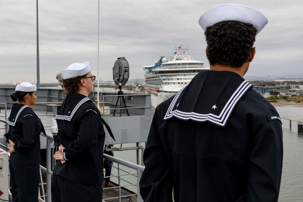 USS Frank Cable (AS 40) Arrives in Brisbane Australia