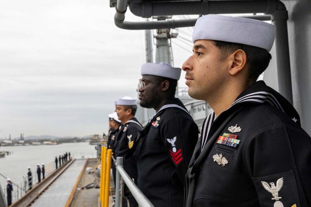 USS Frank Cable (AS 40) Arrives in Brisbane, Australia