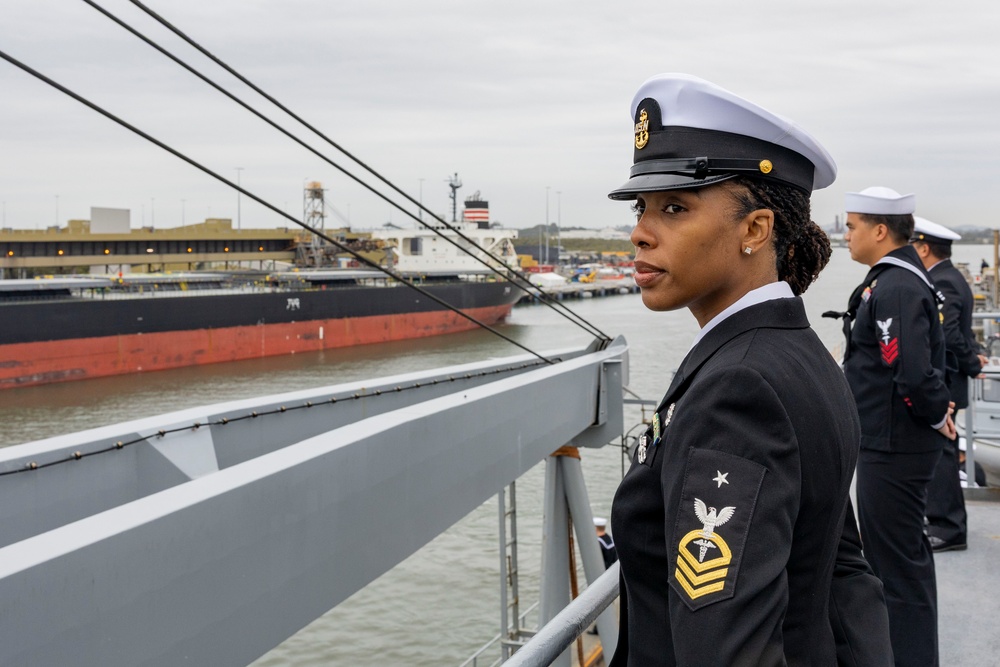 USS Frank Cable (AS 40) Arrives in Brisbane, Australia
