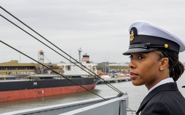 U.S. Submarine Tender Arrives in Brisbane, Australia