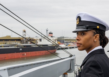 U.S. Submarine Tender Arrives in Brisbane, Australia