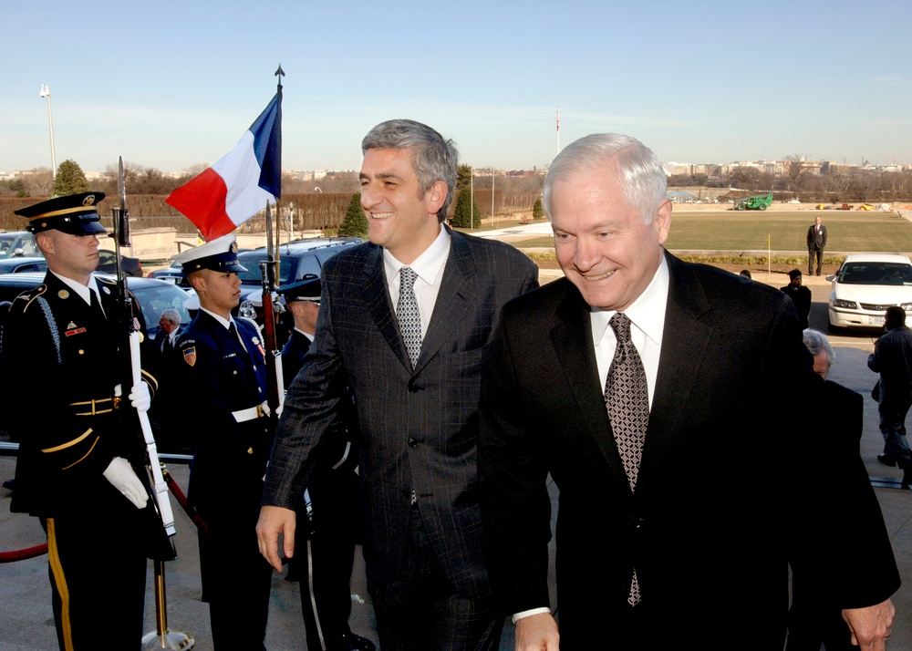 Secretary Gates escorts French Minister of Defense Herve Morin into the Pentagon.