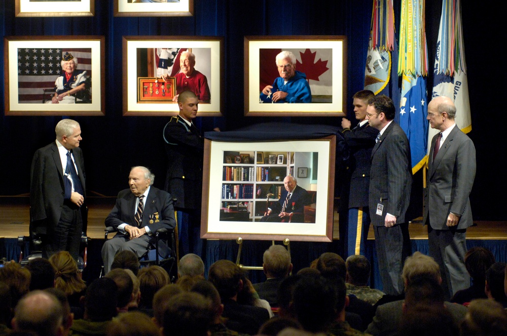 The portrait of WWI veteran Frank Buckles is unveiled.