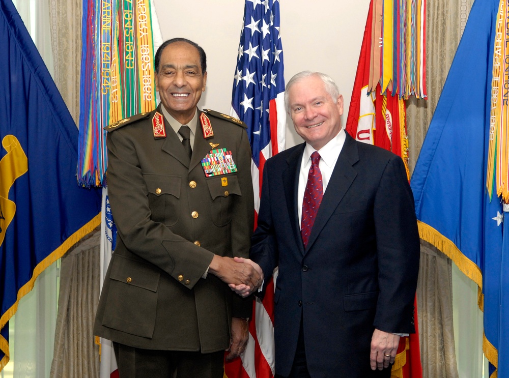 Secretary Gates and Egyptian Minister of Defense Field Marshal Mohamed Hussein Tantawi pose for a photo.