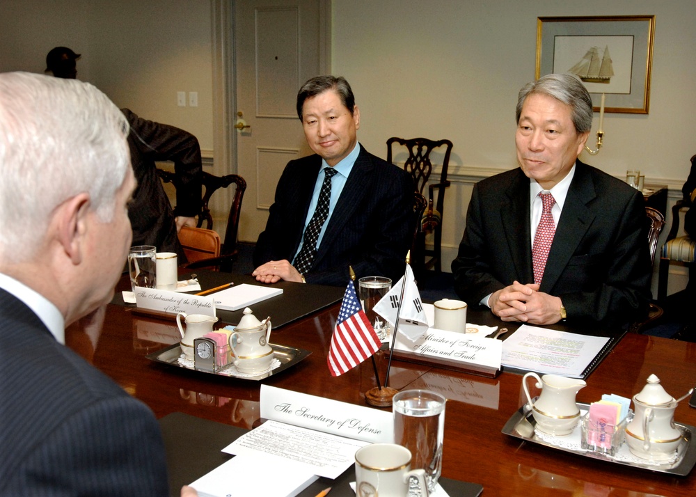 South Korean Minister of Foreign Affairs and Trade Yu Myung-hwan meets with Secretary Gates.