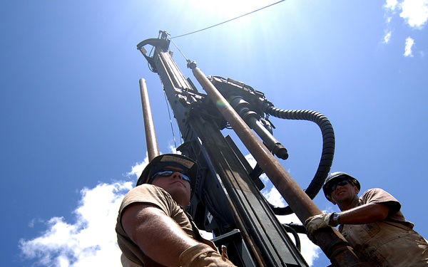 Petty Officers 1st Class Aaron Nagel and Steven Barczak assemble a rig.