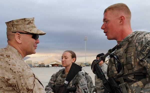 Gen. James E. Cartwright thanks a U.S. soldier.