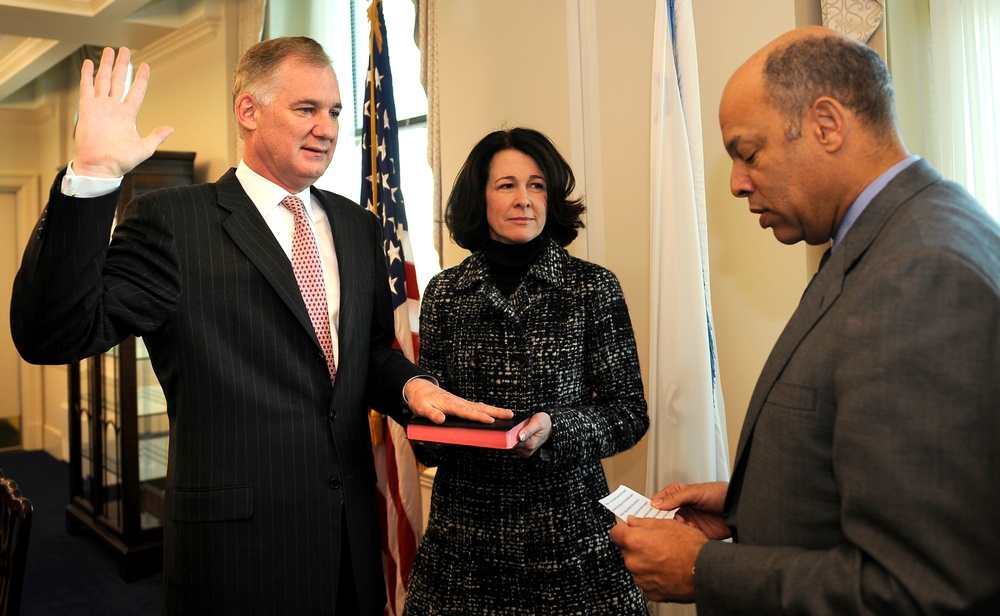 Jeh Charles Johnson administers the oath of office to William J. Lynn III.