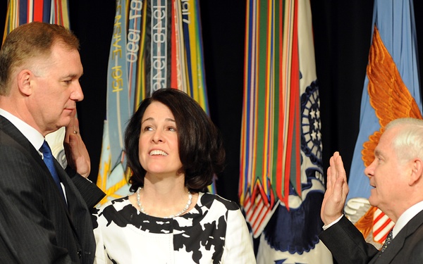 Secretary Gates administers the oath of office to Deputy Secretary of Defense William Lynn III.