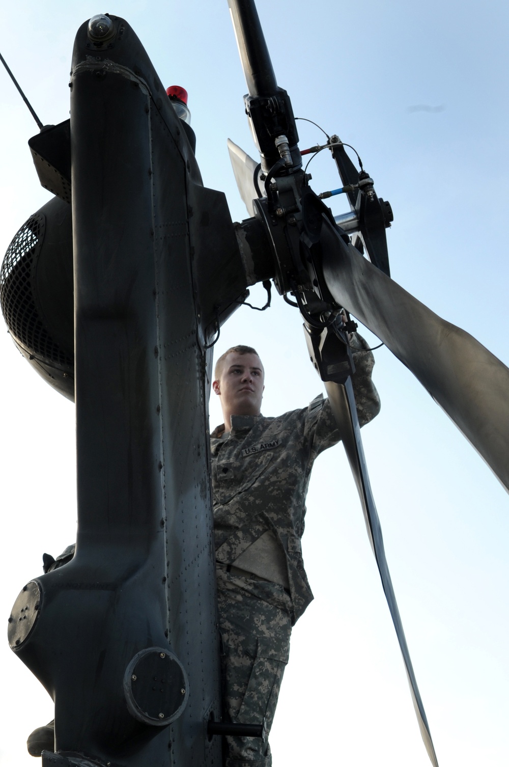 U.S. Army National Guard Spc. Kurt Barth shows volunteers characteristics of the tail of a UH-60A Black Hawk helicopter during the Vigilant Front Range exercise at Buckley Air Force Base, Colo., on May 15, 2009.