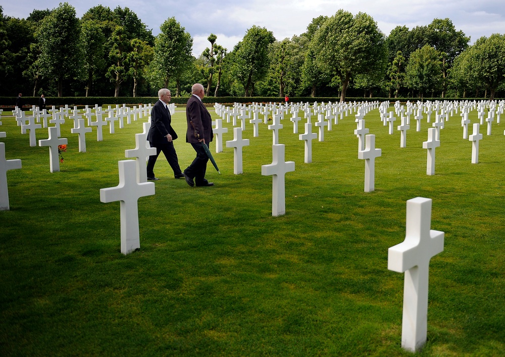 Secretary Gates tours The World War II Netherlands American Cemetery.