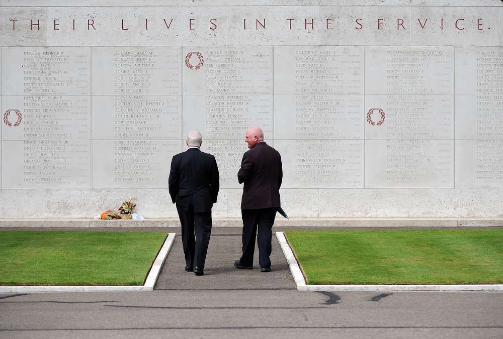 Secretary Gates tours The World War II Netherlands American Cemetery.