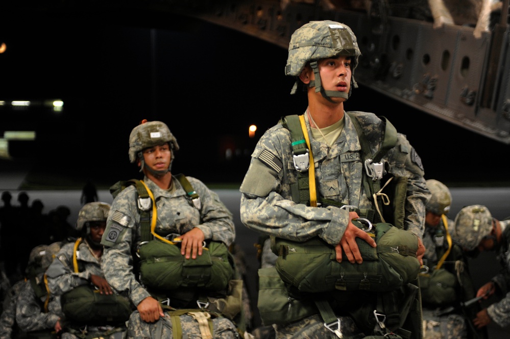 U.S. Army soldiers enter a U.S. Air Force C-17 Globemaster III aircraft.