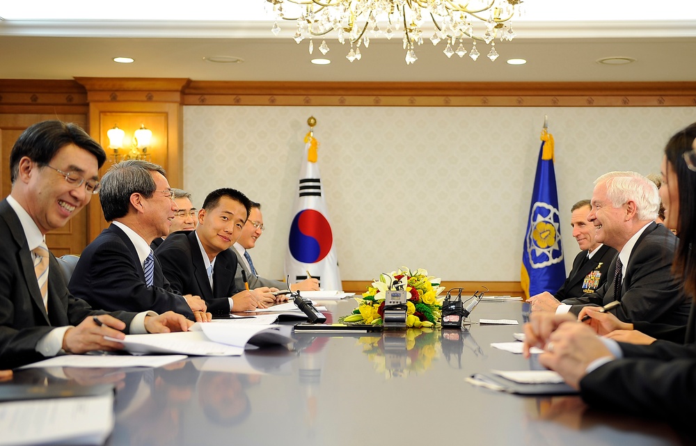 South Korean Prime Minister Chung Un-chan talks with Secretary Gates.